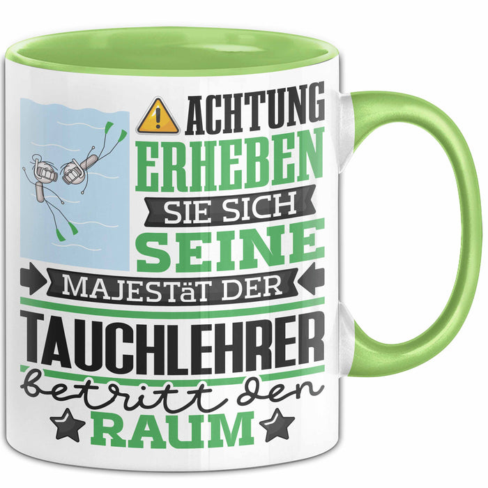 Tauchlehrer Geschenk Tasse Lustiger Spruch Erheben Sie Sich Der Tauchlehrer Betritt den Raum Grün Trendation