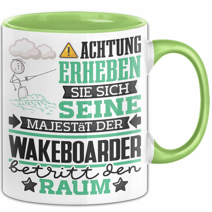 Wakeboarder Geschenk Tasse Lustiger Spruch Erheben Sie Sich Der Wakeboarder Betritt den Raum Grün Trendation