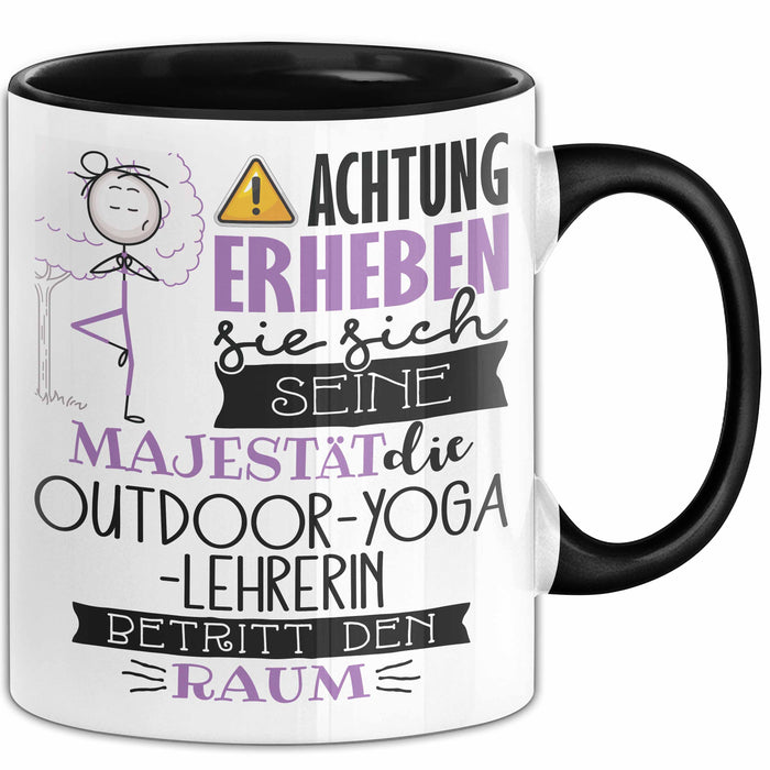 Outdoor-Yoga-Lehrerin Tasse Geschenk Lustiger Spruch Bitte Erheben Sie Sich Seine Majestät Die Outdoor-Yoga-Lehrerin Betritt Den Raum Schwarz Trendation