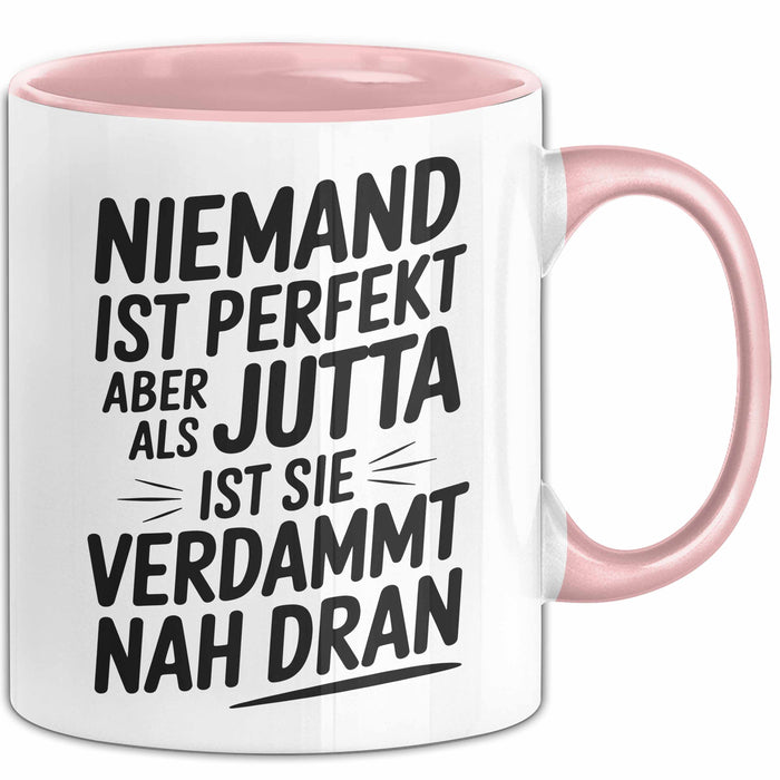 Jutta Tasse Geschenk Niemand Ist Perfekt Jutta Verdammt Nah Dran Geschenkidee Rosa Trendation