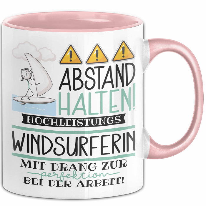 Windsurferin Tasse Geschenk Lustig Abstand Halten Hochleistungs-Windsurferin Mit Drang Zur Perfektion Bei Der Arbeit Rosa Trendation