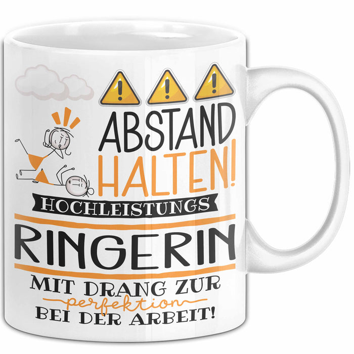 Ringerin Tasse Geschenk Lustig Abstand Halten Hochleistungs-Ringerin Mit Drang Zur Perfektion Bei Der Arbeit Weiß Trendation
