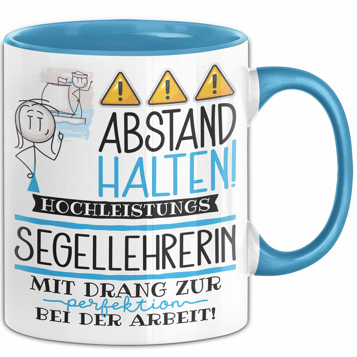 Segellehrerin Tasse Geschenk Lustig Abstand Halten Hochleistungs-Segellehrerin Mit Drang Zur Perfektion Bei Der Arbeit Blau Trendation