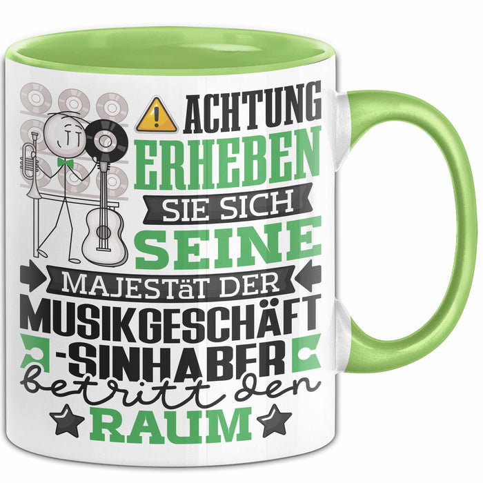 Musikgeschäftsinhaber Geschenk Tasse Lustiger Spruch Erheben Sie Sich Der Musikgeschäftsinhaber Betritt den Raum Grün Trendation