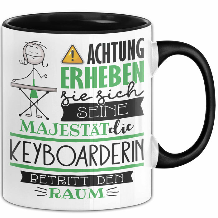 Keyboarderin Tasse Geschenk Lustiger Spruch Bitte Erheben Sie Sich Seine Majestät Die Keyboarderin Betritt Den Raum Schwarz Trendation