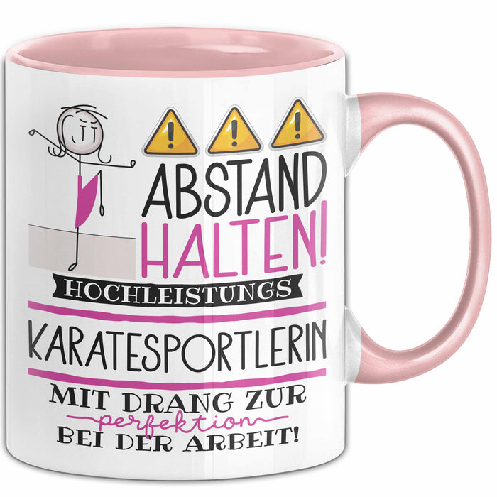Karatesportlerin Tasse Geschenk Lustig Abstand Halten Hochleistungs-Karatesportlerin Mit Drang Zur Perfektion Bei Der Arbeit Rosa Trendation