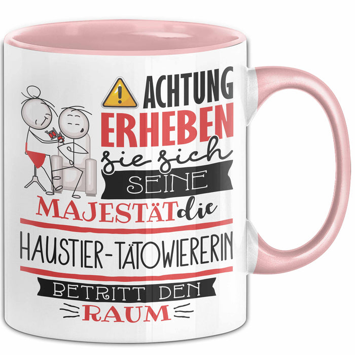 Haustier-Tätowiererin Tasse Geschenk Lustiger Spruch Bitte Erheben Sie Sich Seine Majestät Die Haustier-Tätowiererin Betritt Den Raum Rosa Trendation