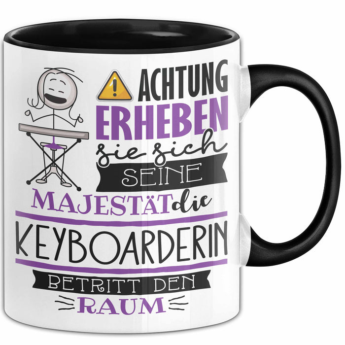 Keyboarderin Tasse Geschenk Lustiger Spruch Bitte Erheben Sie Sich Seine Majestät Die Keyboarderin Betritt Den Raum Schwarz Trendation
