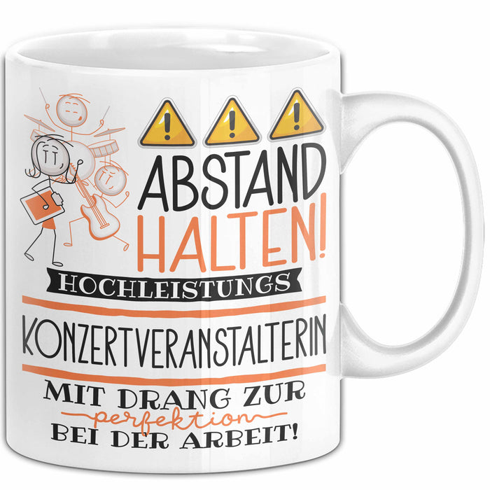Konzertveranstalterin Tasse Geschenk Lustig Abstand Halten Hochleistungs-Konzertveranstalterin Mit Drang Zur Perfektion Bei Der Arbeit Weiß Trendation