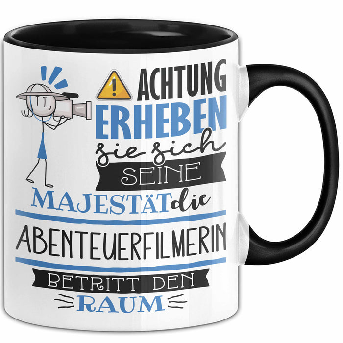 Abenteuerfilmerin Tasse Geschenk Lustiger Spruch Bitte Erheben Sie Sich Seine Majestät Die Abenteuerfilmerin Betritt Den Raum Schwarz Trendation