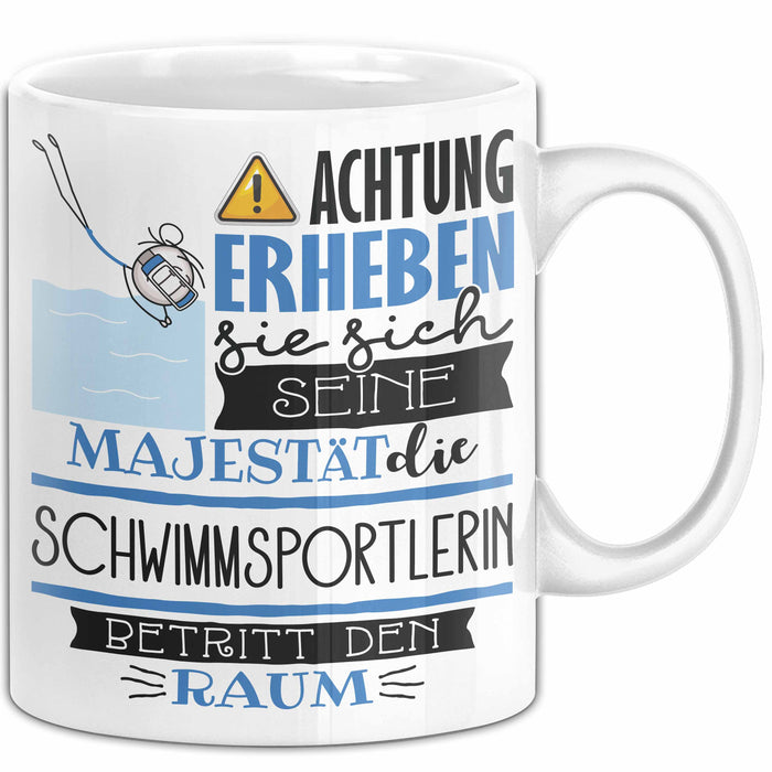 Schwimmsportlerin Tasse Geschenk Lustiger Spruch Bitte Erheben Sie Sich Seine Majestät Die Schwimmsportlerin Betritt Den Raum Weiß Trendation