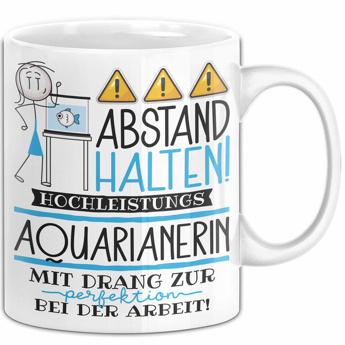 Aquarianerin Tasse Geschenk Lustig Abstand Halten Hochleistungs-Aquarianerin Mit Drang Zur Perfektion Bei Der Arbeit Weiß Trendation