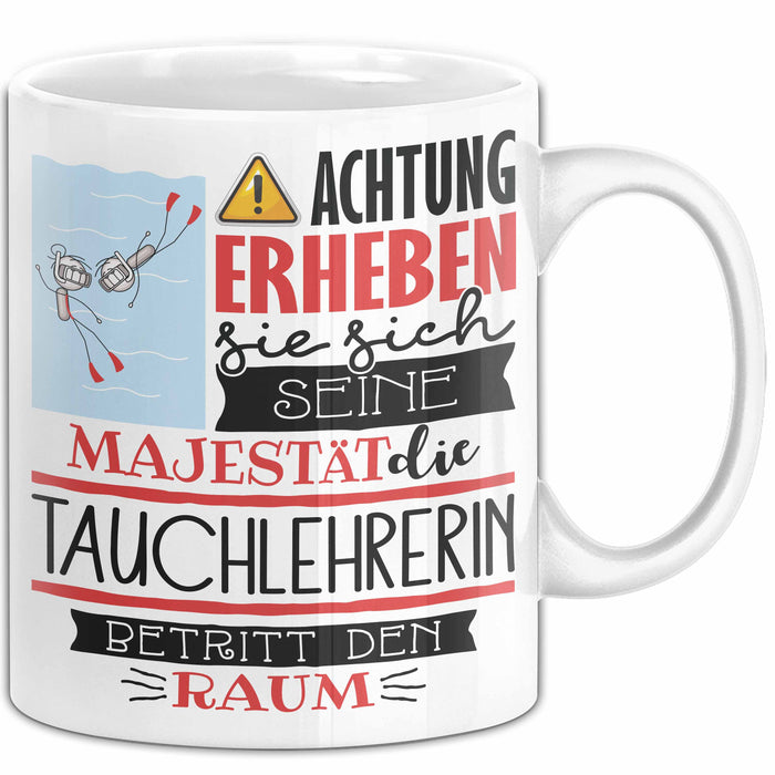 Tauchlehrerin Tasse Geschenk Lustiger Spruch Bitte Erheben Sie Sich Seine Majestät Die Tauchlehrerin Betritt Den Raum Weiß Trendation