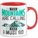 Ski Tasse Geschenk Grafik The Mountains Are Calling And I Must Go Becher Rot Trendation