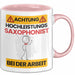 Saxophonist Tasse Geschenk Lustiger Spruch Geschenkidee für Saxophonist Achtung Hochleistungs Saxophonist Bei Der Arbeit Rosa Trendation