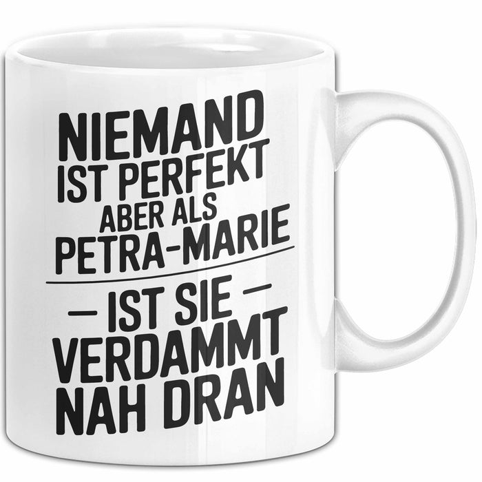 Petra-Marie Tasse Geschenk Niemand Ist Perfekt Petra-Marie Verdammt Nah Dran Geschenkidee Weiß Trendation