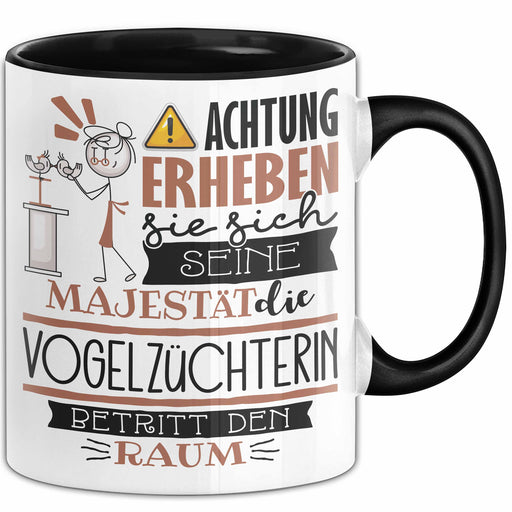 Vogelzüchterin Tasse Geschenk Lustiger Spruch Bitte Erheben Sie Sich Seine Majestät Die Vogelzüchterin Betritt Den Raum Schwarz Trendation