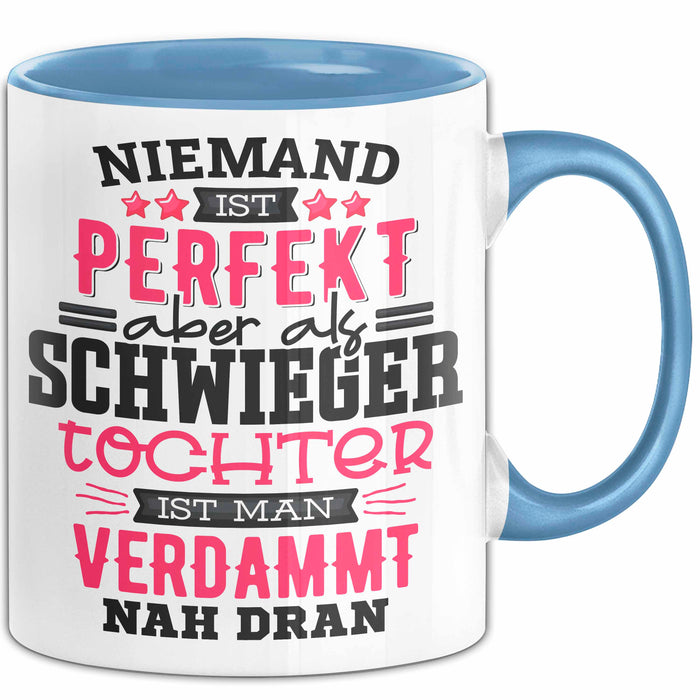 Schwiegertochter Tasse Geschenk Spruch Niemand Ist Perfekt Aber Als Schwiegertochter Ist Man Nah Dran Becher Blau Trendation