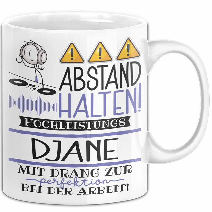 DJane Tasse Geschenk Lustig Abstand Halten Hochleistungs-DJane Mit Drang Zur Perfektion Bei Der Arbeit Weiß Trendation