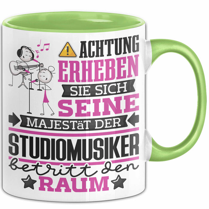 Studiomusiker Geschenk Tasse Lustiger Spruch Erheben Sie Sich Der Studiomusiker Betritt den Raum Grün Trendation