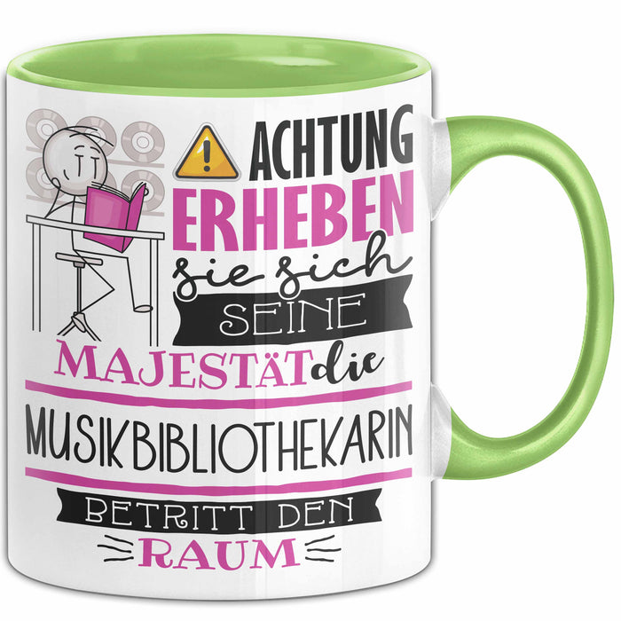 Musikbibliothekarin Tasse Geschenk Lustiger Spruch Bitte Erheben Sie Sich Seine Majestät Die Musikbibliothekarin Betritt Den Raum Grün Trendation