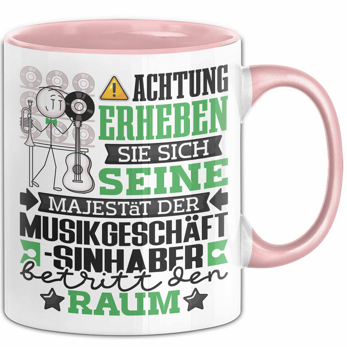 Musikgeschäftsinhaber Geschenk Tasse Lustiger Spruch Erheben Sie Sich Der Musikgeschäftsinhaber Betritt den Raum Rosa Trendation