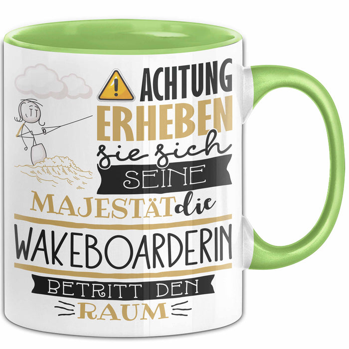 Wakeboarderin Tasse Geschenk Lustiger Spruch Bitte Erheben Sie Sich Seine Majestät Die Wakeboarderin Betritt Den Raum Grün Trendation