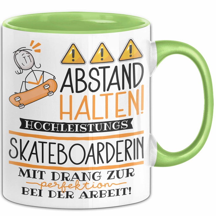 Skateboarderin Tasse Geschenk Lustig Abstand Halten Hochleistungs-Skateboarderin Mit Drang Zur Perfektion Bei Der Arbeit Grün Trendation