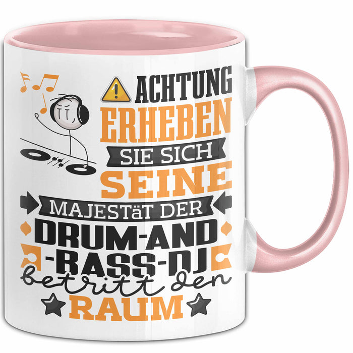 Drum-and-Bass-DJ Geschenk Tasse Lustiger Spruch Erheben Sie Sich Der Drum-and-Bass-DJ Betritt den Raum Rosa Trendation