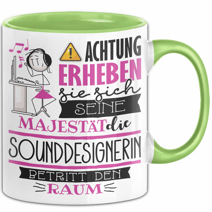 Sounddesignerin Tasse Geschenk Lustiger Spruch Bitte Erheben Sie Sich Seine Majestät Die Sounddesignerin Betritt Den Raum Grün Trendation