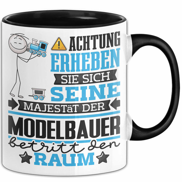 Modelbauer Geschenk Tasse Lustiger Spruch Erheben Sie Sich Der Modelbauer Betritt den Raum Schwarz Trendation