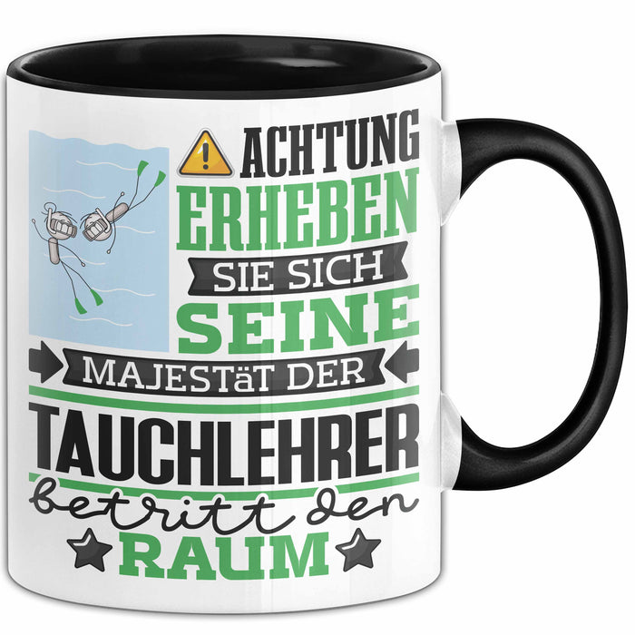 Tauchlehrer Geschenk Tasse Lustiger Spruch Erheben Sie Sich Der Tauchlehrer Betritt den Raum Schwarz Trendation