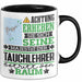 Tauchlehrer Geschenk Tasse Lustiger Spruch Erheben Sie Sich Der Tauchlehrer Betritt den Raum Schwarz Trendation