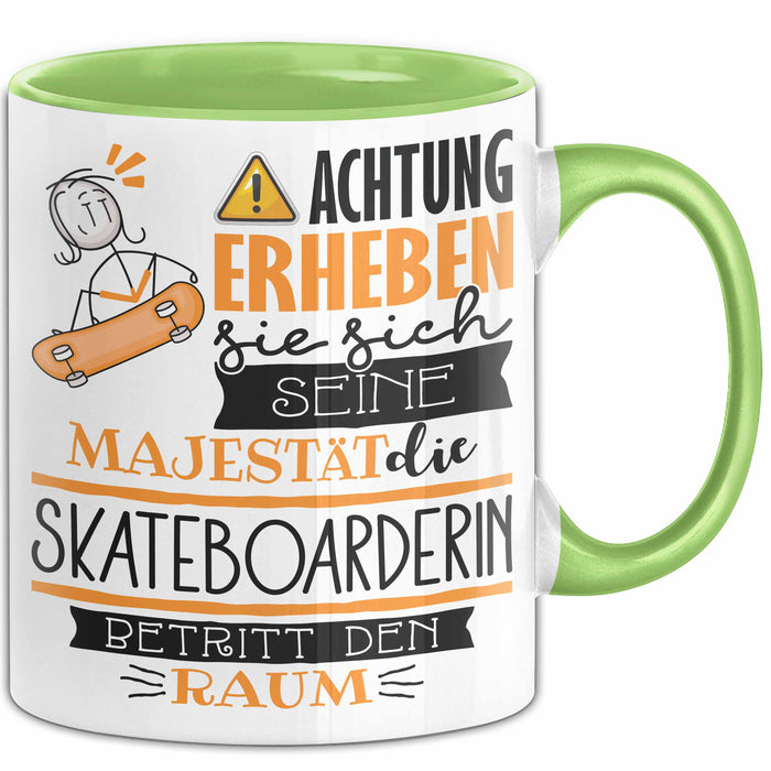 Skateboarderin Tasse Geschenk Lustiger Spruch Bitte Erheben Sie Sich Seine Majestät Die Skateboarderin Betritt Den Raum Grün Trendation