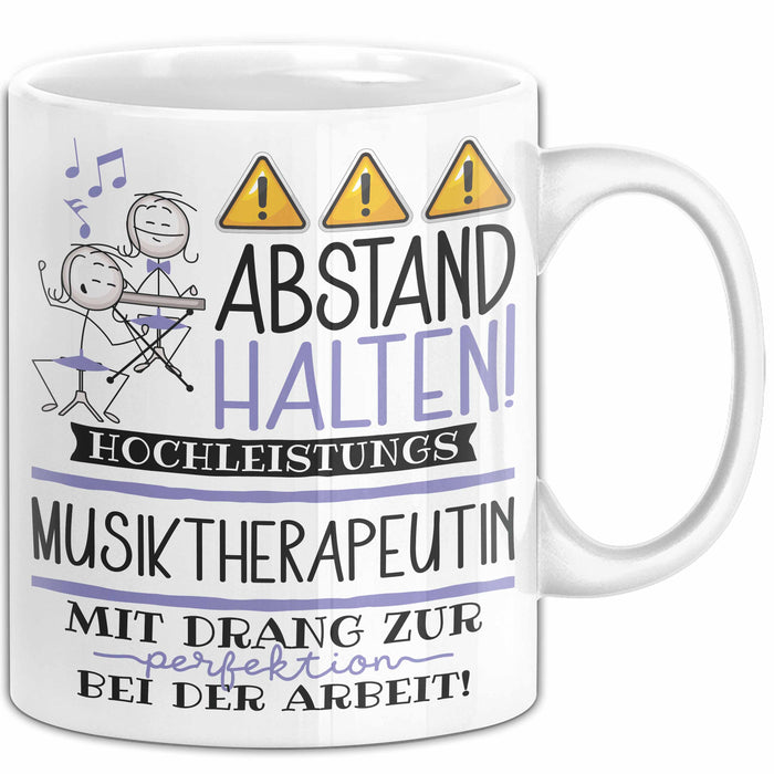 Musiktherapeutin Tasse Geschenk Lustig Abstand Halten Hochleistungs-Musiktherapeutin Mit Drang Zur Perfektion Bei Der Arbeit Weiß Trendation