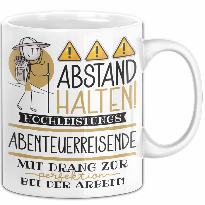 Abenteuerreisende Tasse Geschenk Lustig Abstand Halten Hochleistungs-Abenteuerreisende Mit Drang Zur Perfektion Bei Der Arbeit Weiß Trendation