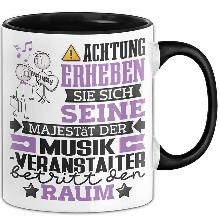 Musikveranstalter Geschenk Tasse Lustiger Spruch Erheben Sie Sich Der Musikveranstalter Betritt den Raum Schwarz Trendation