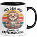 Faultier Kaffee Liebhaber Tasse Geschenk Lustige Geschenkidee Spruch Aus Dem Weg Ich Muss Zur Kaffeemaschine Schwarz Trendation