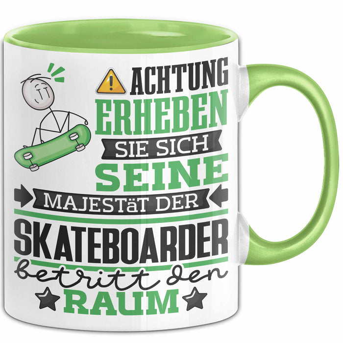 Skateboarder Geschenk Tasse Lustiger Spruch Erheben Sie Sich Der Skateboarder Betritt den Raum Grün Trendation