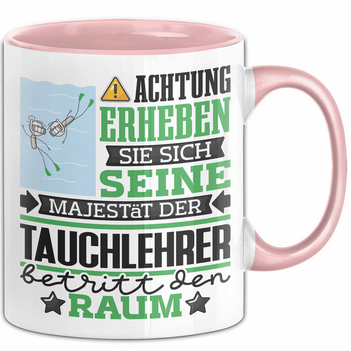 Tauchlehrer Geschenk Tasse Lustiger Spruch Erheben Sie Sich Der Tauchlehrer Betritt den Raum Rosa Trendation