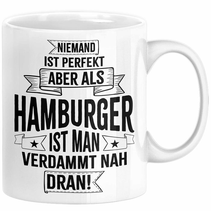 Hamburg Tasse Fan Hamburger Geschenkidee Spruch Niemand Ist Perfekt Aber Als Hamburger Ist Man Verdammt Nah Dran Kaffee-Becher Weiß Trendation