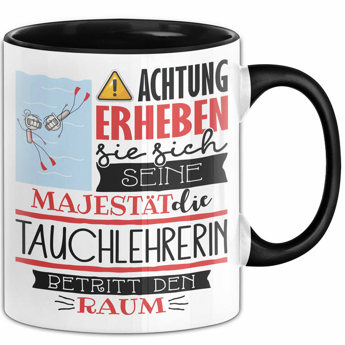 Tauchlehrerin Tasse Geschenk Lustiger Spruch Bitte Erheben Sie Sich Seine Majestät Die Tauchlehrerin Betritt Den Raum Schwarz Trendation