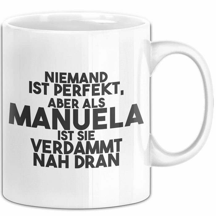 Manuela Tasse Niemand Ist Perfekt, Manuela Ist Nah Dran Geschenk