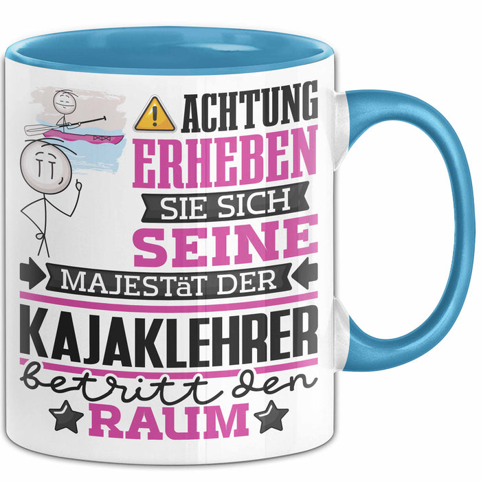 Kajaklehrer Geschenk Tasse Lustiger Spruch Erheben Sie Sich Der Kajaklehrer Betritt den Raum Blau Trendation