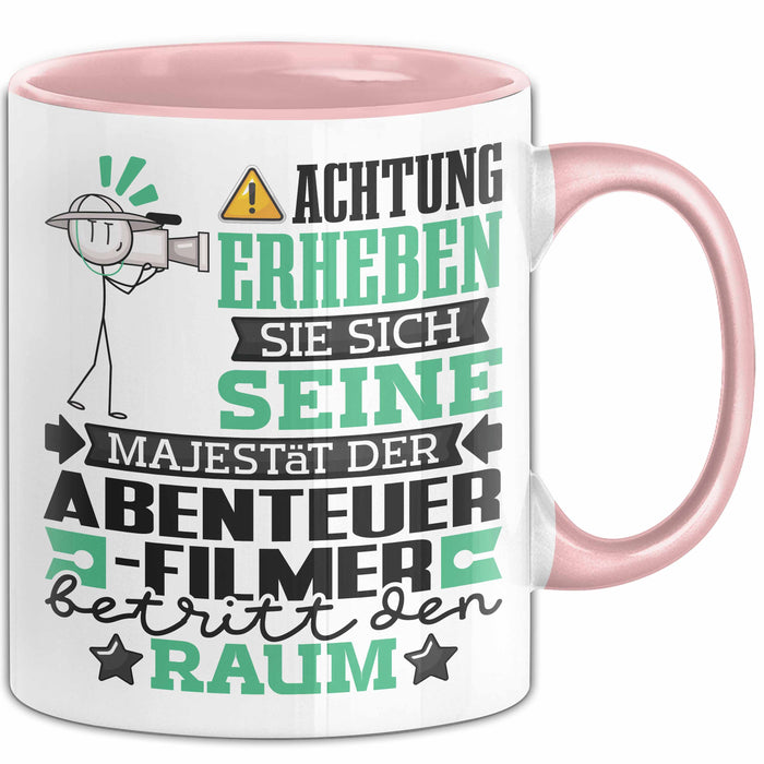 Abenteuerfilmer Geschenk Tasse Lustiger Spruch Erheben Sie Sich Der Abenteuerfilmer Betritt den Raum Rosa Trendation