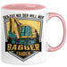 Baggerfahrer Geschenk Tasse Geschenkidee für Bagger-Fahrer Baustelle Der Tut Nix Der Will Nur Bagger Fahren Rosa Trendation