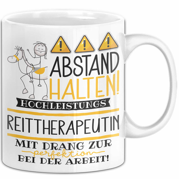 Reittherapeutin Tasse Geschenk Lustig Abstand Halten Hochleistungs-Reittherapeutin Mit Drang Zur Perfektion Bei Der Arbeit Weiß Trendation