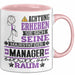 Manager Geschenk Tasse Lustiger Spruch Erheben Sie Sich Der Manager Betritt den Raum Rosa Trendation