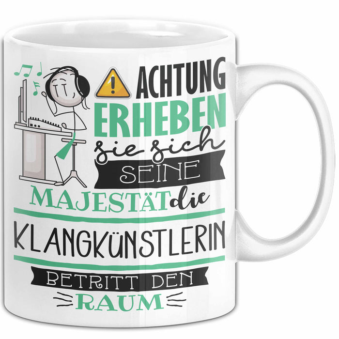 Klangkünstlerin Tasse Geschenk Lustiger Spruch Bitte Erheben Sie Sich Seine Majestät Die Klangkünstlerin Betritt Den Raum Weiß Trendation
