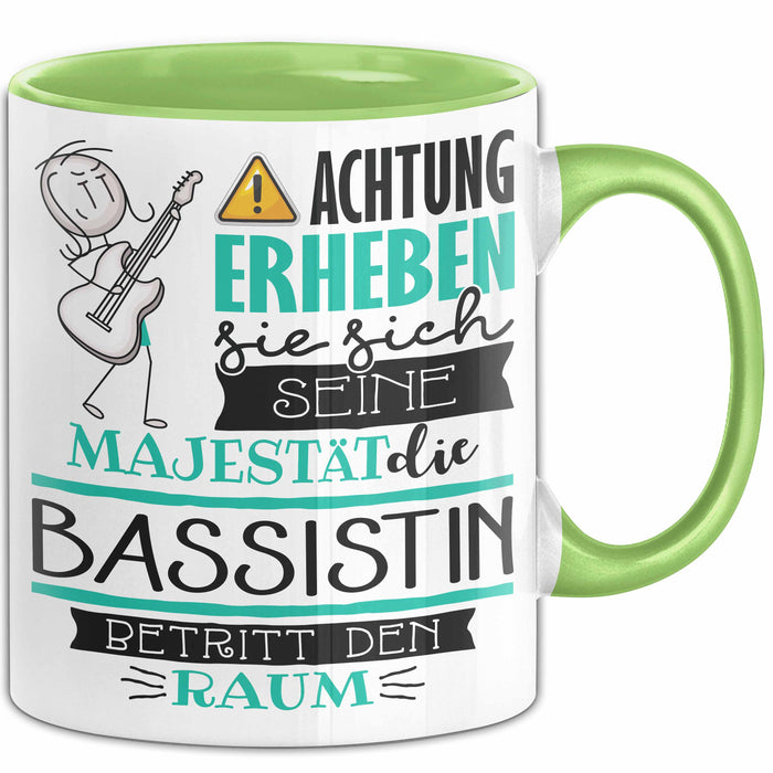 Bassistin Tasse Geschenk Lustiger Spruch Bitte Erheben Sie Sich Seine Majestät Die Bassistin Betritt Den Raum Grün Trendation